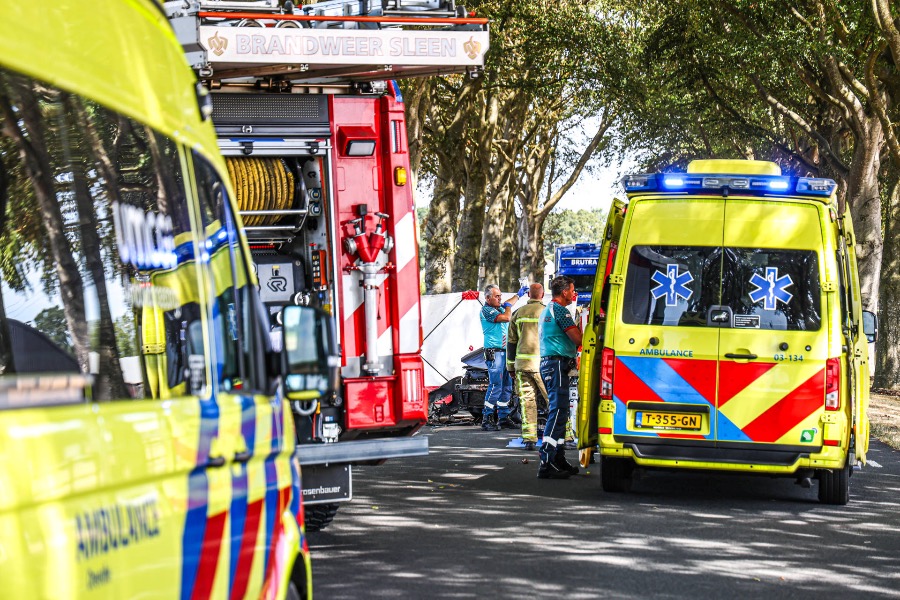 Auto botst frontaal op boom in Klijndijk; bestuurder bekneld