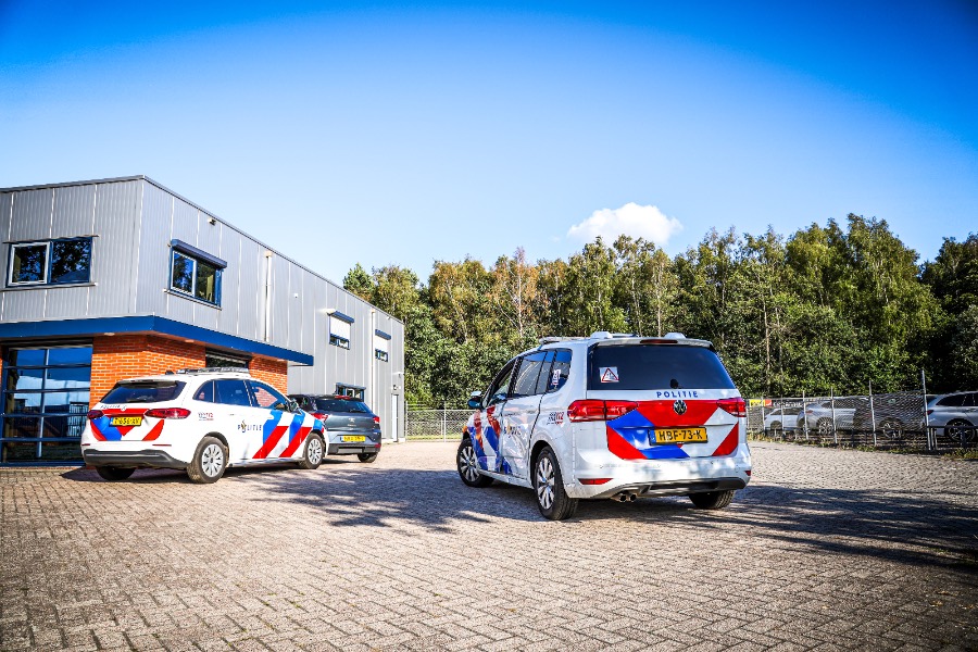 Vluchtende auto crasht tegen bedrijfspand in Emmen