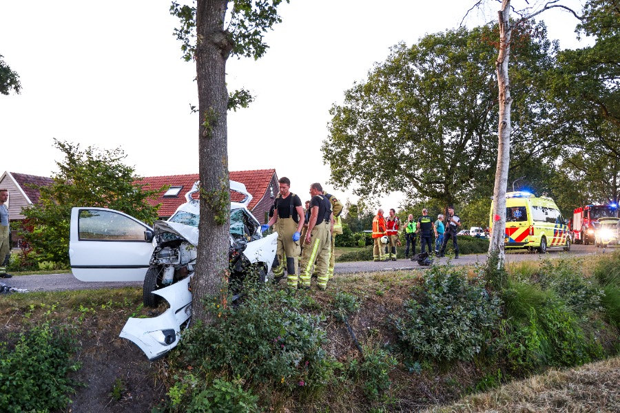 Ernstig verkeersongeval bij Linde: twee zwaargewonden