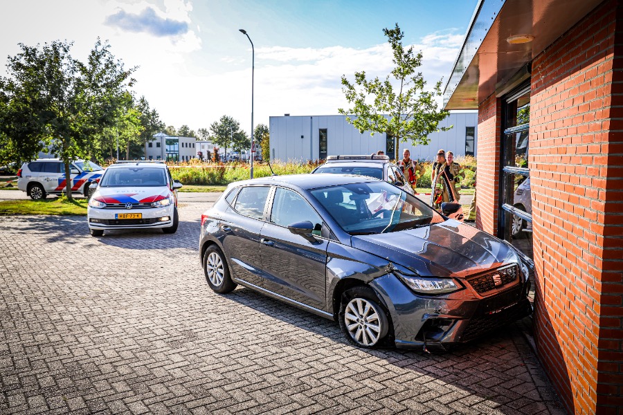 Vluchtende auto crasht tegen bedrijfspand in Emmen