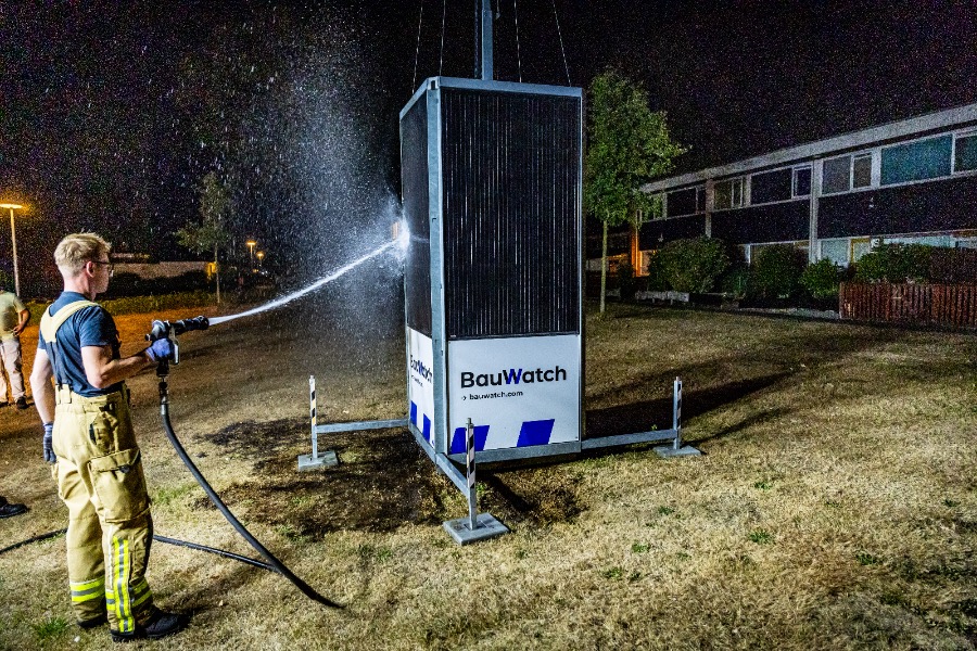 Grasbrand bij beveiligingscamera in Emmen