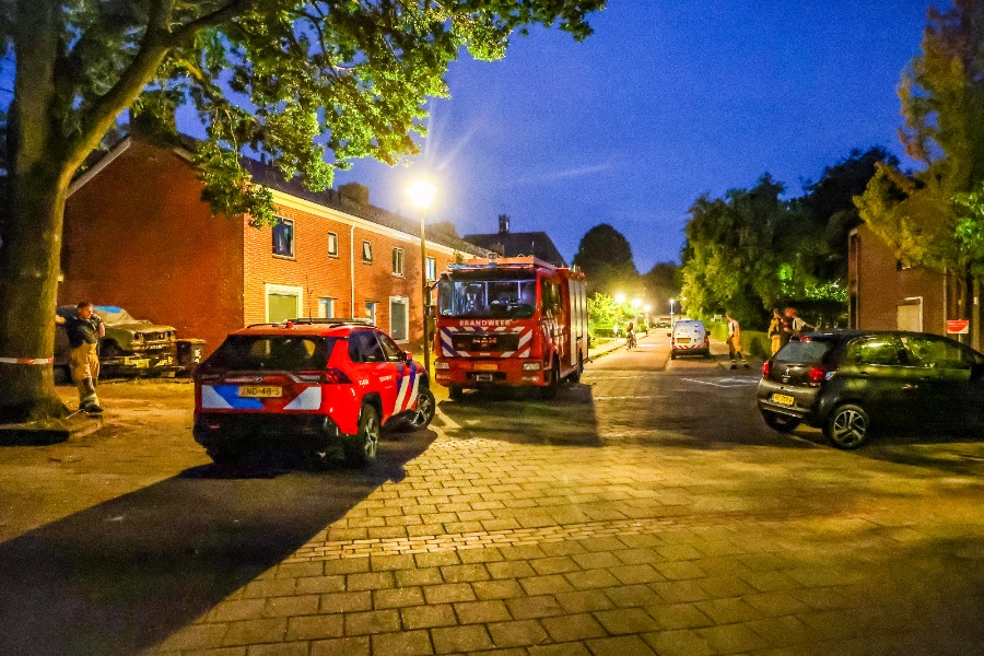 Brandweer urenlang bezig met gevaarlijke dampen bij Cosis in Beilen, deel gebouw ontruimd