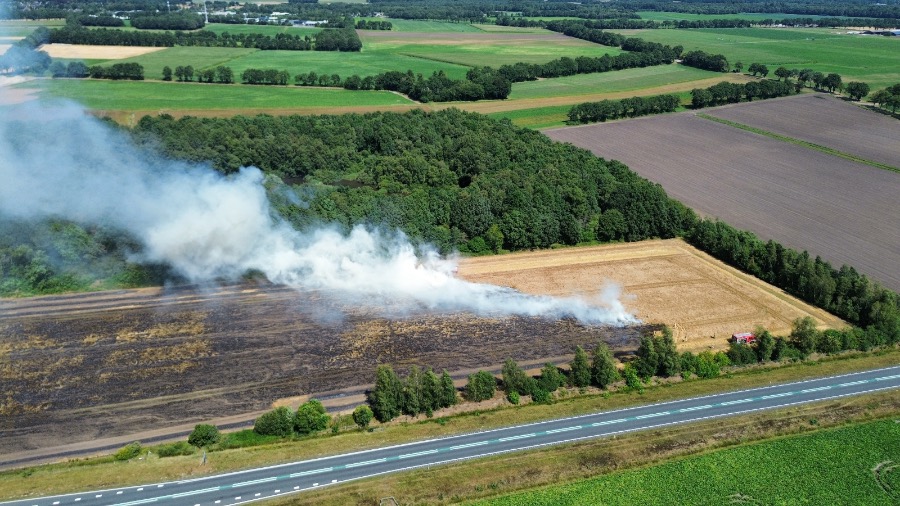 Brandweer bestrijdt akkerbrand in Eursinge