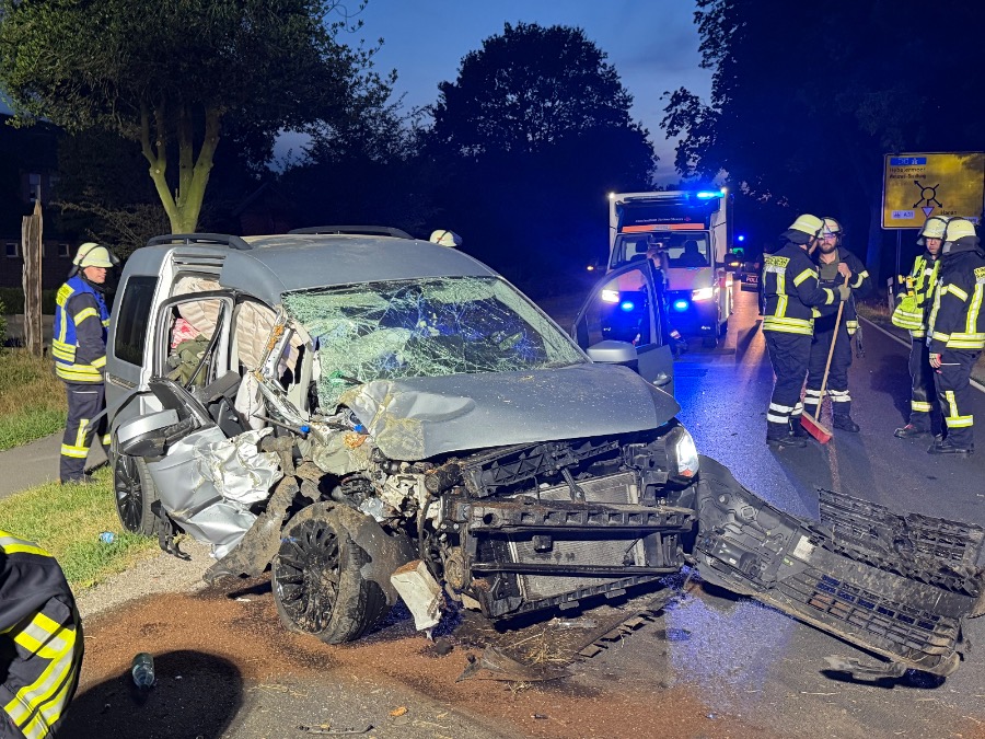 Auto raakt van de weg en botst tegen boom in Duitse Haren