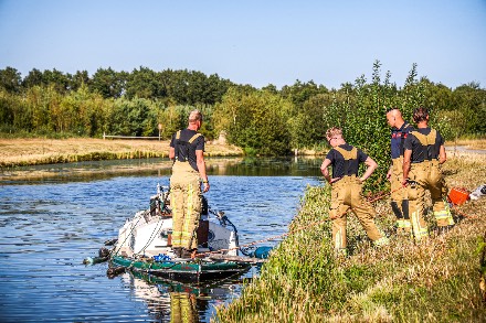Bewoner redt spullen uit zinkend bootje in Nieuw-Dordrecht — foto 1 van 6