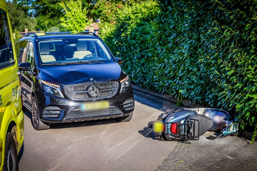 Brommerrijder raakt gewond na botsing met busje in Emmen