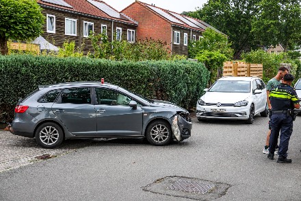 Verkeersongeval tussen twee auto’s in Emmen — foto 1 van 3