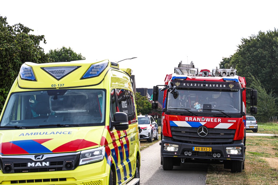 Man bekneld op zitmaaier in Zwartemeer