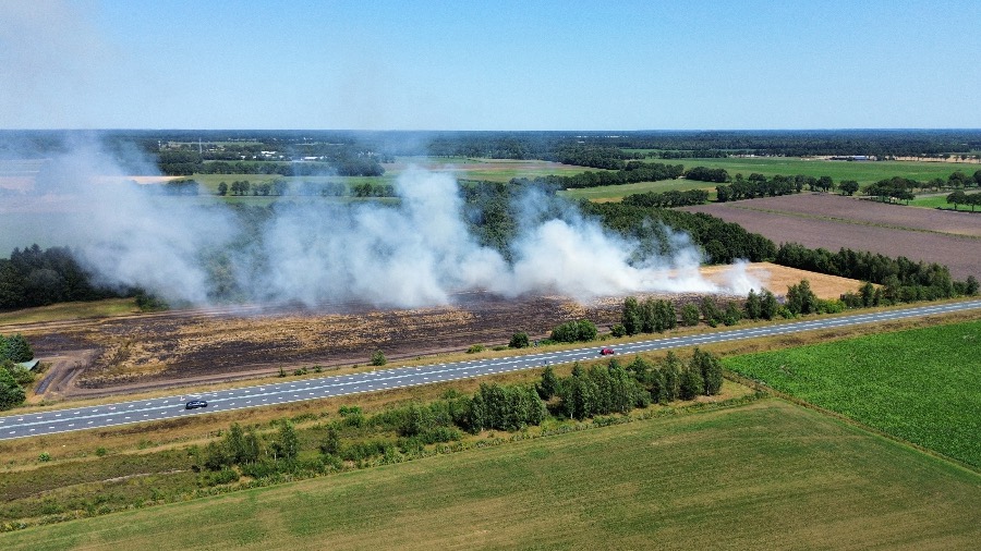 Brandweer bestrijdt akkerbrand in Eursinge