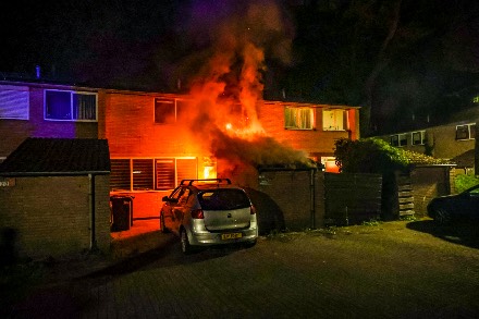 Uitslaande brand in schuurtje bij woning in Emmen — foto 1 van 8