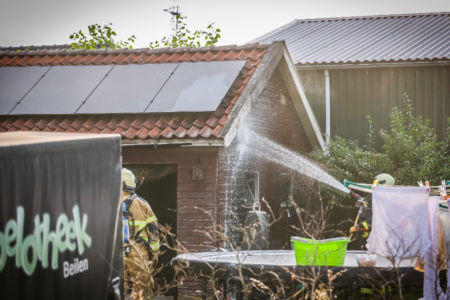 Brand aan buitenzijde van schuurtje in Wijster