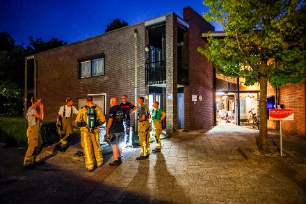 Brandweer urenlang bezig met gevaarlijke dampen bij Cosis in Beilen, deel gebouw ontruimd — foto 1 van 4