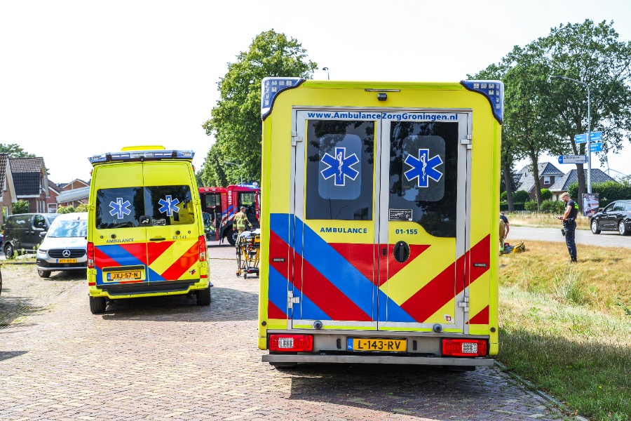 Auto belandt op zijkant na botsing tegen lantaarnpaal; bestuurder bekneld
