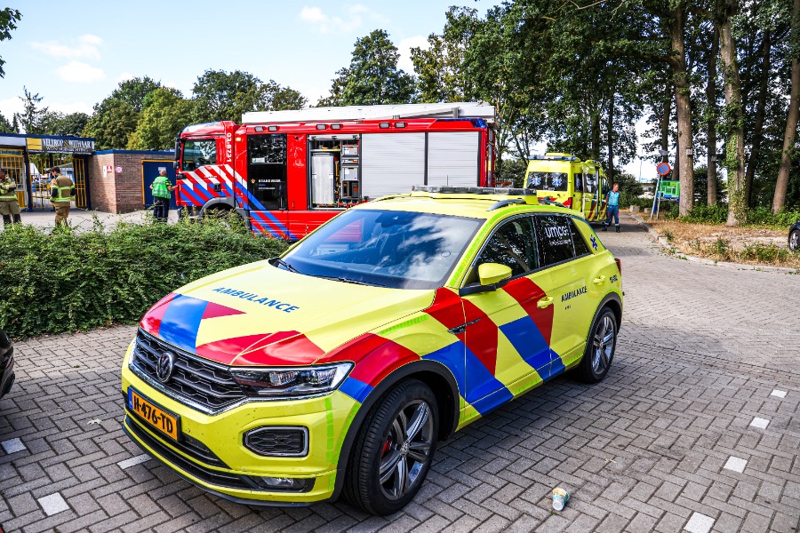 Meerdere mensen onwel bij zwembad in Emmer-Compascuum na mengen van chemicaliën
