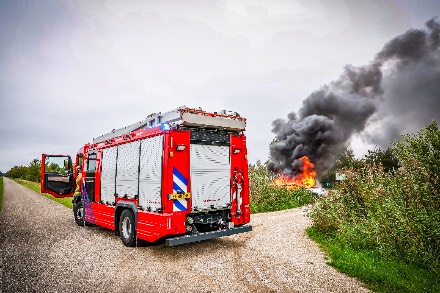 Auto brandt volledig uit op parkeerplaats in Nieuw-Amsterdam — foto 4 van 5
