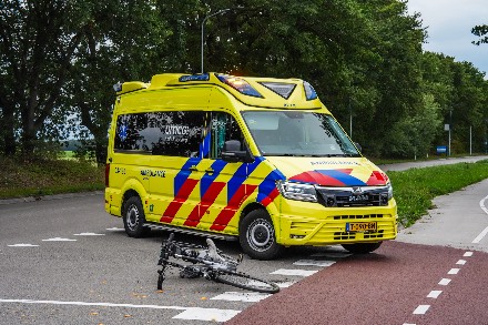 Fietser gewond na botsing met bestelbus in Emmen — foto 1 van 3