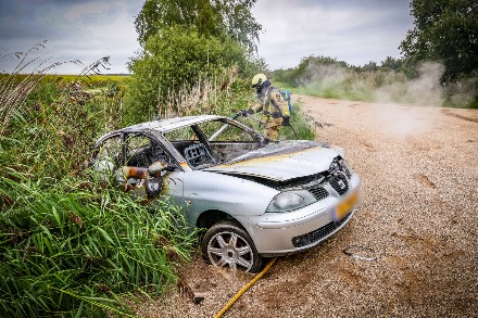 Auto brandt volledig uit op parkeerplaats in Nieuw-Amsterdam — foto 5 van 5